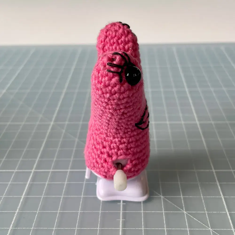 Kävelevä virkattu hahmo