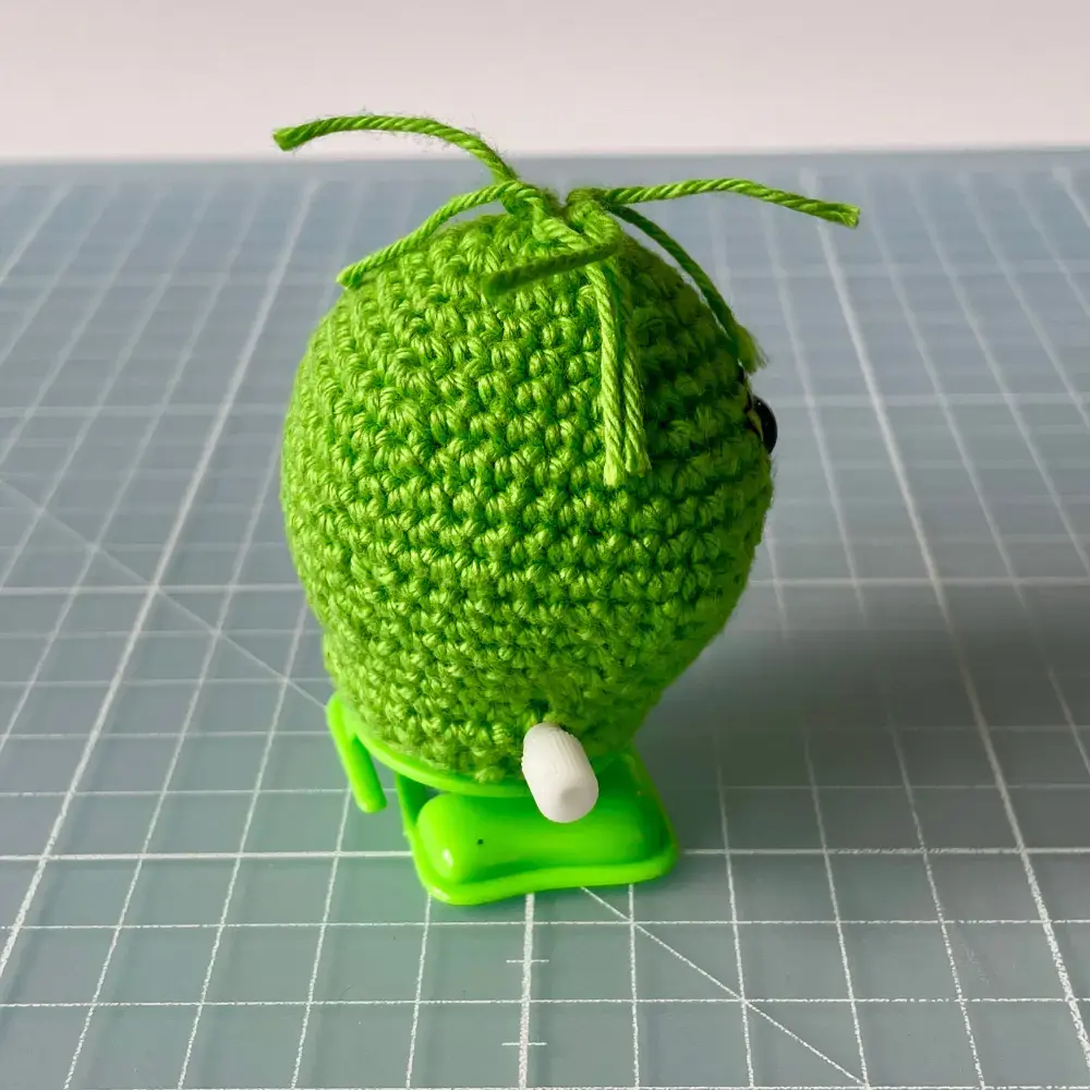 Kävelevä virkattu hahmo