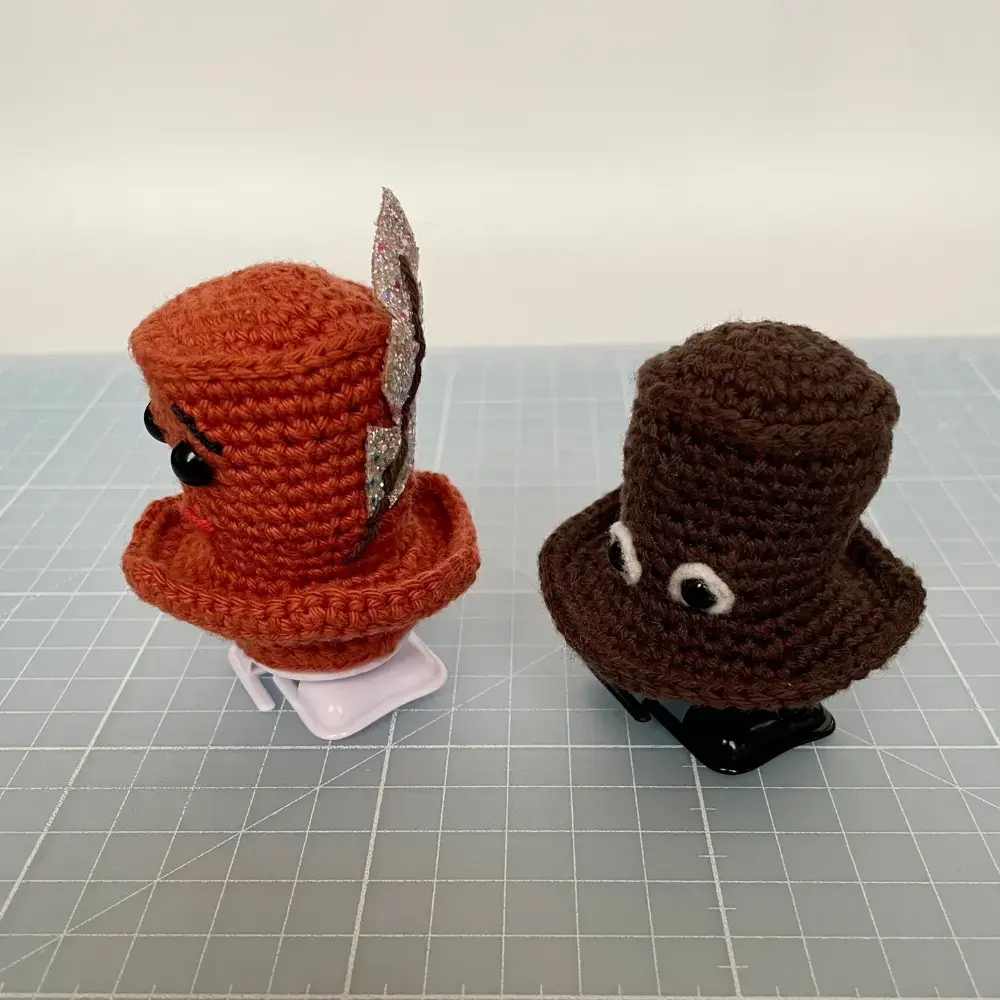 Kävelevät virkatut hatut