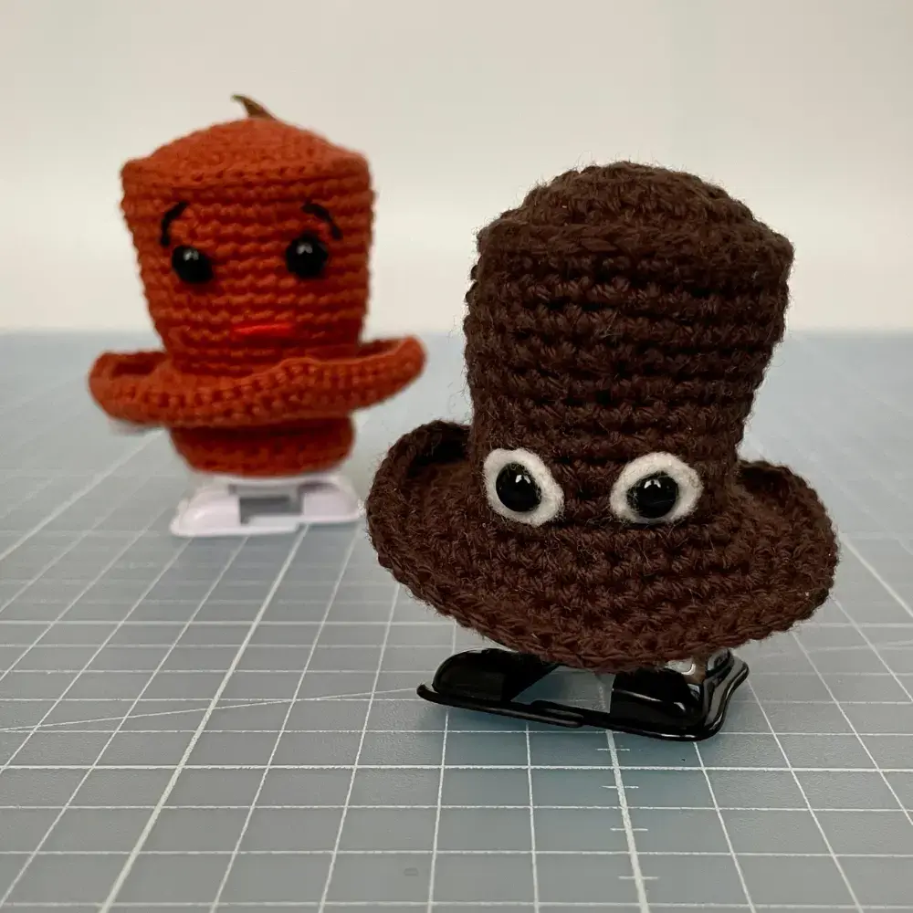 Kävelevät virkatut hatut