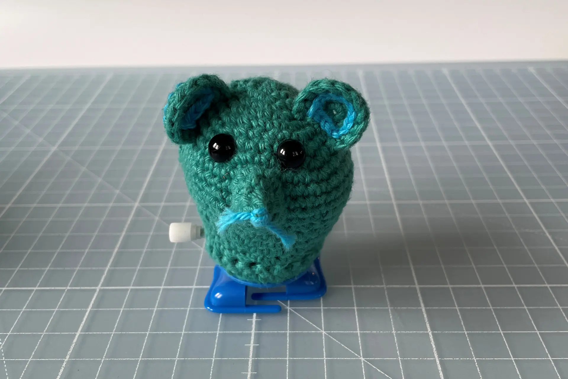 Kävelevät virkatut hahmot