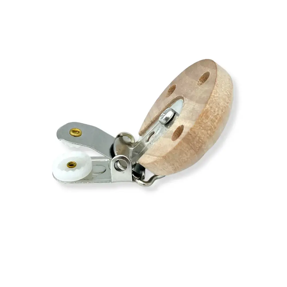 Puinen-klipsi-5mm-nauhalle-35mm-x-47mm.png-2 Puinen-klipsi-5mm-nauhalle-35mm-x-47mm.png-2